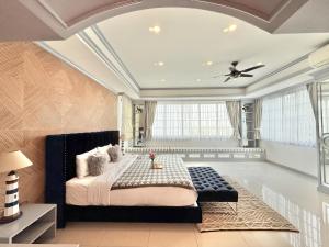 a bedroom with a large bed and a ceiling at Pool Villa Pattaya 5BD - Exquisite Pool Villa G in Nong Prue +34 photos