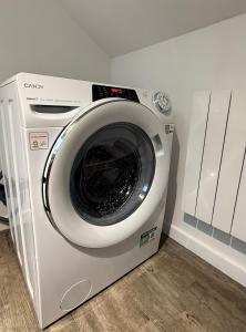 a washing machine is sitting in a room at Duplex in Escaudain
