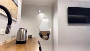 a black and white vase on a table next to a tv at La Carolina Suite Moderna - Excelente Ubicación in Quito