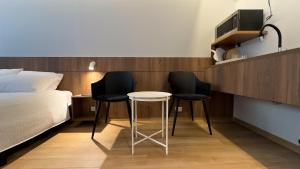 a room with two chairs and a bed and a table at La Carolina Suite Moderna - Excelente Ubicación in Quito +66 photos