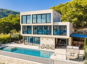 ein Haus mit Swimmingpool und eine Villa in der Unterkunft Breathtaking Villa Vis in Vis
