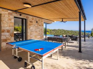 ein Unterhaltungsbereich im Freien mit einer Tischtennisplatte in der Unterkunft Breathtaking Villa Vis in Vis