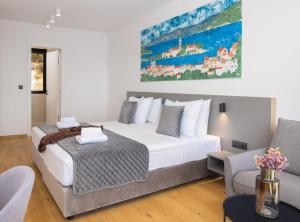 ein Schlafzimmer mit einem großen Bett und ein Wohnzimmer in der Unterkunft Breathtaking Villa Vis in Vis + 120 Fotos