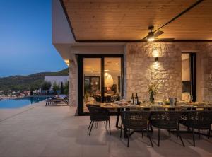 ein Essbereich im Freien mit Tisch und Stühlen in der Unterkunft Breathtaking Villa Vis in Vis
