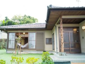 a small house with a porch and a door at ヴィラこんぴら Villa Konpira in Kotohira