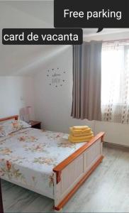 a bedroom with a bed with a blanket on it at Perfekte Rast in Sibiu