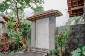 a white door on the side of a building at Panorama Sidemen in Silebeng
