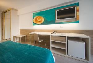 A television and/or entertainment centre at Globales Panamá - Adults Only