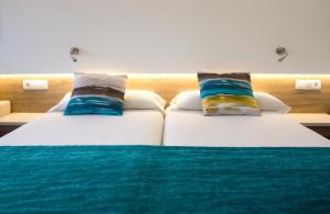 A bed or beds in a room at Globales Panamá - Adults Only