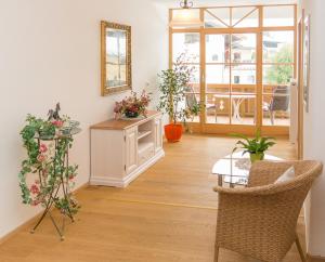 a room with potted plants and a table with a mirror at Ruhlander-Hof in Unterwössen