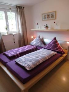 A bed or beds in a room at Ferienwohnung Tischler