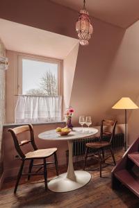 a dining room with a table and chairs and a window at Atteheem in Breukelen