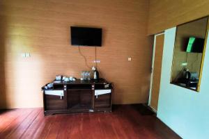 a room with a flat screen tv on a wall at Spekta Merbabu powered by Cocotel in Jlarem