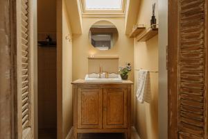 a bathroom with a sink and a mirror at Atteheem in Breukelen