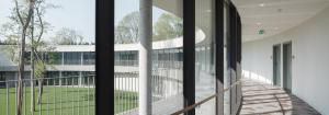 Außenansicht eines Gebäudes von einem Balkon in der Unterkunft Domein Polderwind in Zuienkerke