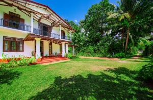 an exterior view of a house with a yard at Kataliya Villa in Ahungalla
