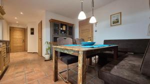 a kitchen and dining room with a table and chairs at Ferienwohnung beim Schnellerbauer in Micheldorf in Oberösterreich