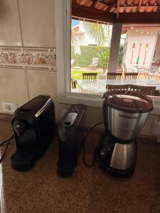a blender and a toaster sitting on a counter at Casalapraia in Caraguatatuba