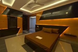 a bedroom with a bed and a ceiling at Peaceful Stay In Peshawar in Peshawar