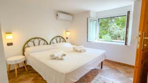 a bedroom with two beds and a window at Casa CarMa - Relax & Comfort a Cala Gonone in Cala Gonone
