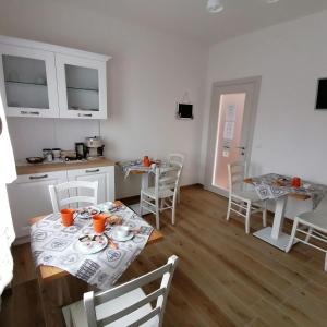 a kitchen and dining room with a table and chairs at B&B Chiara in Limena +26 photos