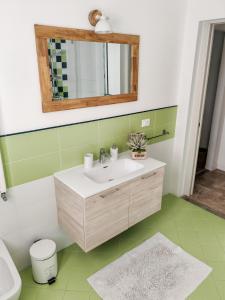 a bathroom with a sink and a mirror at B&B Chiara in Limena