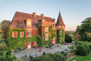 an old house with ivy growing on it at Domaine d'Essendiéras in Saint-Médard-dʼExcideuil