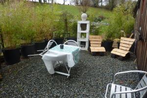 a garden with a table and chairs and plants at Gite D'étape de roslaye in Gourin