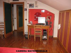 a room with a desk with a computer on it at casaNARDIELLO in Capua