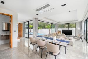a living room with a table and chairs at Dapple Villa in Na Mueang