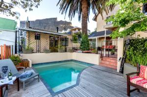 - une piscine au milieu d'une cour dans l'établissement Rosedene Guest House, au Cap