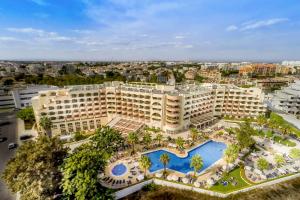 einen Luftblick auf ein Resort mit einem Pool in der Unterkunft Vila Gale Cerro Alagoa in Albufeira