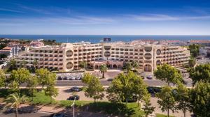 an aerial view of a hotel with the ocean in the background at Vila Gale Cerro Alagoa in Albufeira