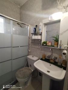 ein kleines Badezimmer mit Waschbecken und Toilette in der Unterkunft Seleucia DaR Umm Qais in Um Qeis