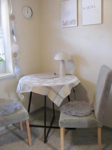 a table with a lamp and two chairs in a room at #2 Komfortables großzügiges Gästezimmer mit Gemeinschaftsbad W-Lan Airport nah Late Night Check in Haus Nr 9,5 in Trunkelsberg