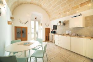 a kitchen and dining room with a table and chairs at Le Contrade via Roma in Monopoli +33 photos