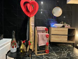 a bathroom with a red heart on the wall at Saphir in Plouray