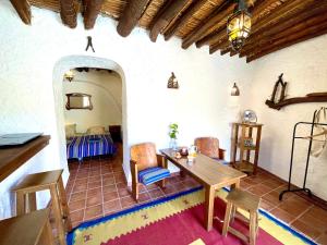 a dining room with a table and chairs in a room at Casa Amigos Sorvilan - la Bodega in Sorvilán