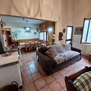 a living room with a couch and a table at Il Paradiso Della Montagna in Cutigliano