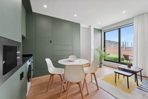 a kitchen and dining room with a table and chairs at GuestReady - Tutti Frutti Studios in Porto