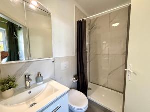 a bathroom with a sink and a shower at Haus OstseeWelle - Kleine Perle in Dahme +4 photos