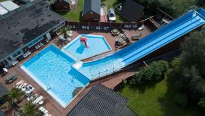 an overhead view of a large swimming pool at Hedebo Strand Camping in Sæby