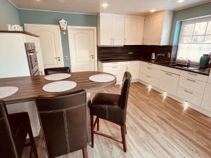 a kitchen with a wooden table and chairs in it at Ferienwohnung Dietje in Stedesdorf