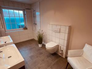 a bathroom with a toilet and a sink at Ferienwohnung Dietje in Stedesdorf