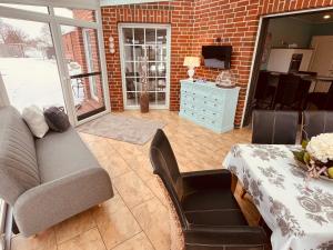 a living room with a couch and a table at Ferienwohnung Dietje in Stedesdorf