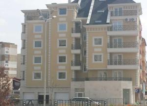 Sofia Top Lux Apartment في صوفيا: مبنى طويل مع ضوء الشارع أمامه