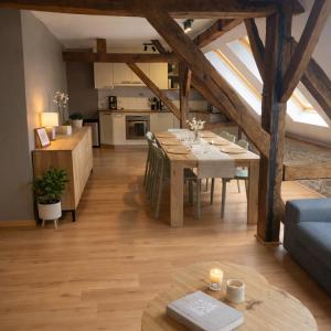 a living room with a dining table and a kitchen at Le refuge de Séve - Loft de Yves in Momignies