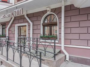 ペルミにあるArs Hotel Sibiriaのピンクの建物