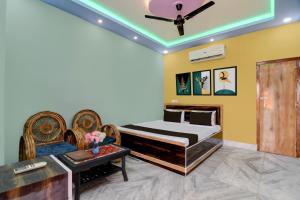 a bedroom with a bed and a table and chairs at Hotel O by OYO AM2PM Restaurant Cum Bar in Jangipur