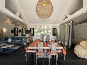 a dining table and chairs in a living room at ADWO Lodge in Ngaring